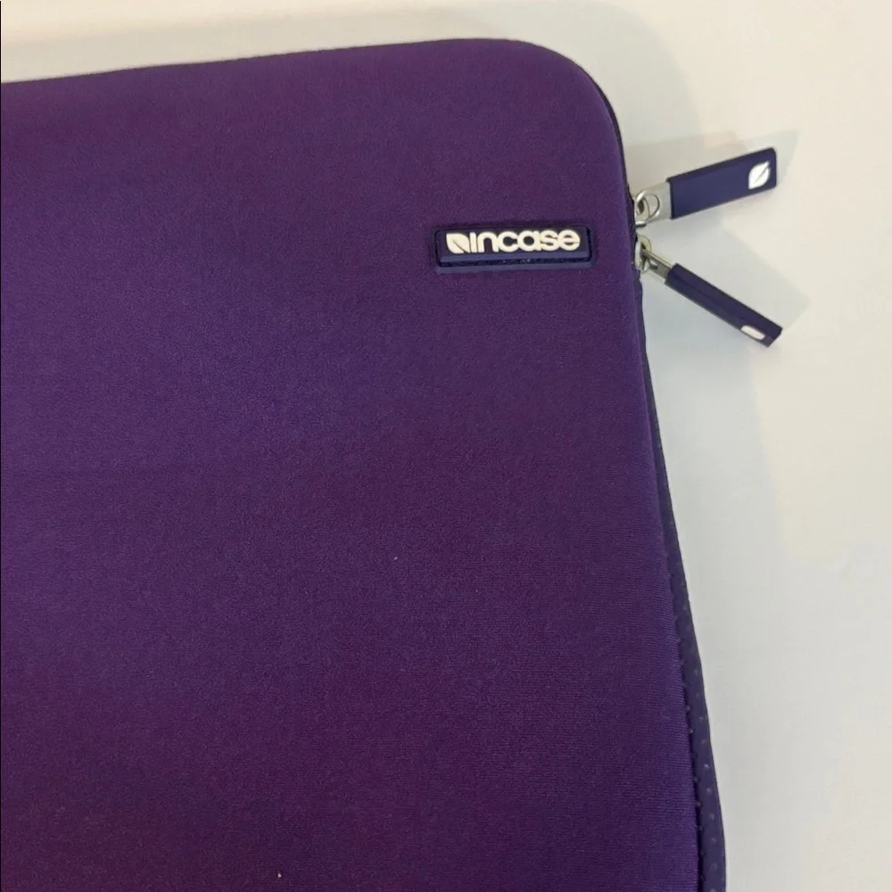 Incase Women's iPad Padded Zippered Bag in Purple